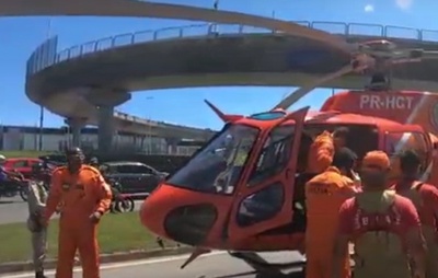 Helicóptero pousa na Avenida Paralela para resgatar vítima de acidente em Salvador