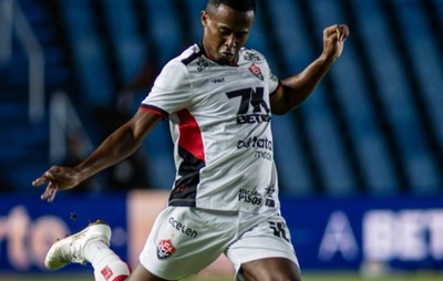 Sem marcar gols, Carlos Eduardo deixa o Vitória; veja possível destino