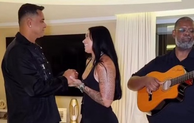 VÍDEO: Xanddy Harmonia ganha serenata da filha e do cantor Péricles em aniversário de 46 anos