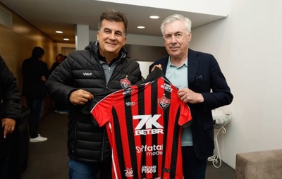 Carlo Ancelotti recebe camisa do Vitória antes de jogo contra o Corinthians
