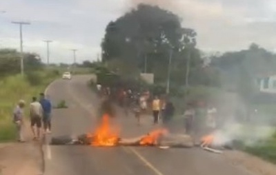 Moradores fazem manifestação após acidente no interior da Bahia