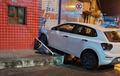 Carro atinge portão de loja no Centro de Santo Antônio de Jesus