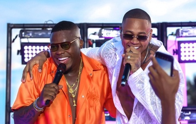 Filipe Escandurras e Léo Santana lançam "Um Dando Golpe no Outro" para o projeto Misturinha