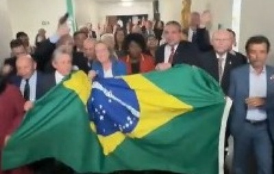 VÍDEO: Deputados do governo chegam ao plenário para "expulsar" obstrução bolsonarista na Câmara