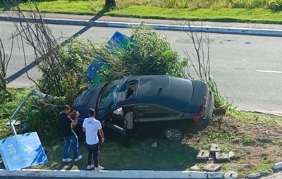 Carro invade canteiro na Avenida Acesso Norte e causa susto perto do Shopping Bela Vista