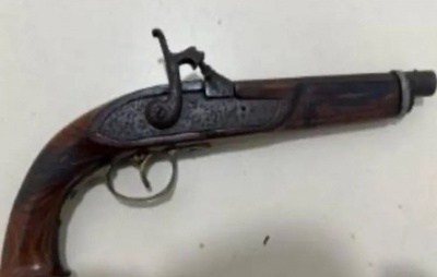 Homem preso com arma artesanal após denúncia em bar de Vitória da Conquista