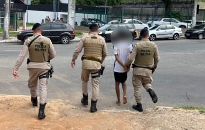 Adolescente de 17 anos tenta roubar corrente de médico na Barra e é detido pela PM
