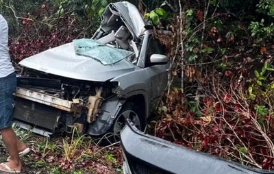 Taxista morre após colisão com van em rodovia no extremo sul da Bahia