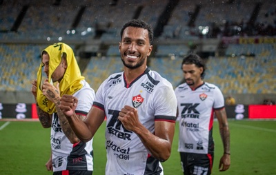 Destaque contra o Flu, Lucas Braga exalta elenco do Vitória: "Tem feito total diferença"