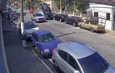 Caminhonete capota e atinge 10 carros em valeta no Tucuruvi, SP