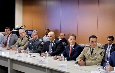 Com aumentos de até 22%, Jerônimo encaminha PLs de reajuste salarial das forças de segurança pública da Bahia