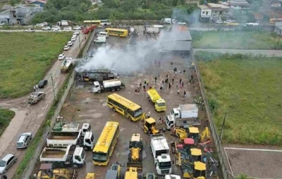 Incêndio destrói 5 ônibus escolares em Santo Estêvão e deixa 500 alunos sem transporte