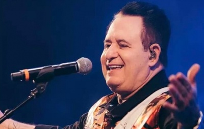 Marrone recebe alta hospitalar após cair de palco durante show