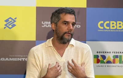 Wagner Moura critica falta de incentivo público ao teatro baiano, mesmo com sucesso em Hollywood
