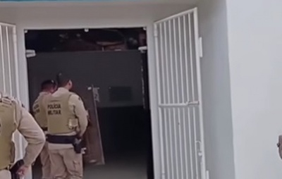 Homem com facão invade Fórum de Itacaré em aparente surto psicótico
