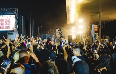 Léo Santana surpreende público e grava projeto audiovisual em posto de gasolina de Salvador