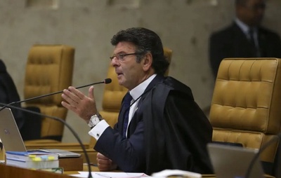 Fux diverge de Moraes e vota para condenar Débora a pena de 1 ano e 6 meses