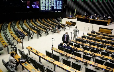 Pesquisa AtlasIntel: Alta Desconfiança em Instituições e Divisão sobre 8 de Janeiro