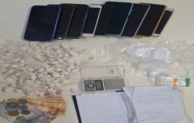 Tráfico de Drogas em Tanque Novo: Três Presos em Flagrante com Cocaína e Dinheiro