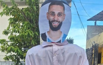 Torcida do Vitória "malha o Judas" com boneco de Wagner Leonardo após saída polêmica