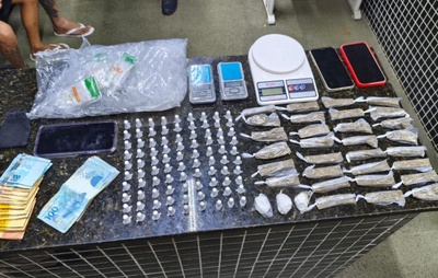 Polícia Militar apreende drogas e prende três suspeitos em Itamaraju