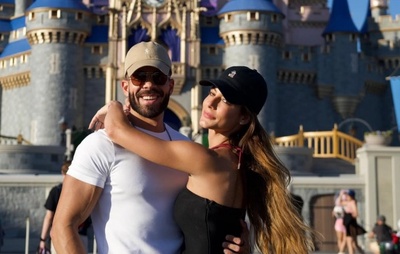 Mari Gonzalez encanta seguidores com dia de adrenalina e moda fitness no Busch Gardens