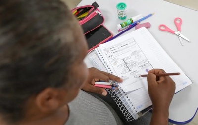 Jovens que trabalham e estudam demonstram maior alfabetismo, aponta estudo