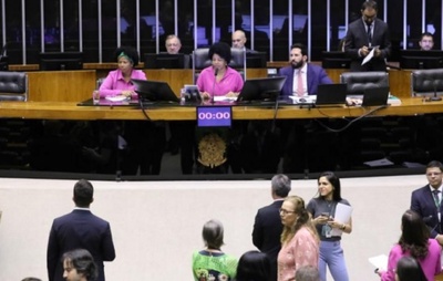 Câmara aprova projetos para ampliar acesso à mamografia e exames genéticos no Outubro Rosa