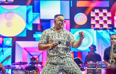 Xanddy Harmonia celebra pagodão baiano durante segunda noite do Festival Vibe Forte