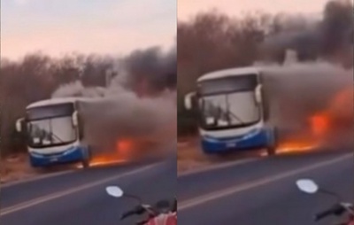 Ônibus da Novo Horizonte pega fogo e é destruído na BR-030 BA