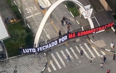 VÍDEO: Torcidas organizadas do Corinthians invadem sede do clube