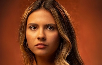 Atriz brasileira Mariana Lewis estreia em Londres com 'Jogos Vorazes' no teatro