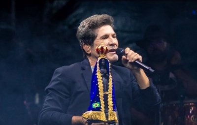 VÍDEO: Durante show em SAJ, Daniel entrega imagem de Nossa Senhora para paróquia e chapéu para leilão