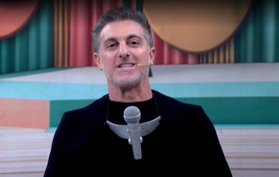 Luciano Huck homenageia Silvio Santos e usa microfone do apresentador no “Domingão”