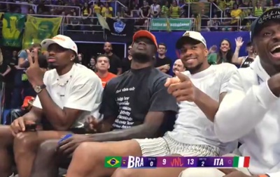 Giannis Antetokounmpo acompanha Seleção Brasileira de vôlei no Maracanãzinho durante visita ao Brasil