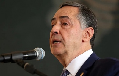 Filho de Barroso desiste de voltar aos EUA após suspensão de vistos pelo governo Trump