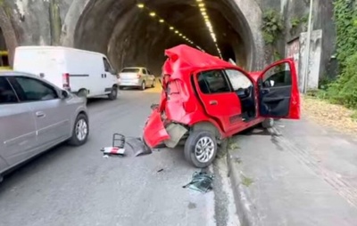 Veículo colide em ônibus e atinge muro do túnel da ligação Lobato-Pirajá