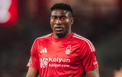 Atacante do Nottingham Forest fará cirurgia de emergência após colidir com trave em jogo da Premier League