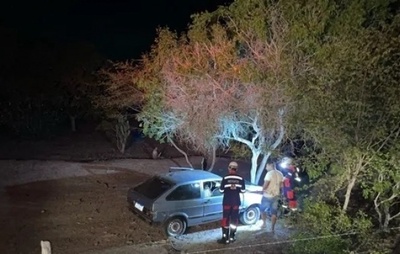Carro sai da pista e colide em árvore na região sisaleira