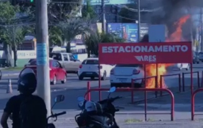 Carro em chamas na Santos Dumont, em Lauro de Freitas: Bombeiros controlam incêndio sem feridos