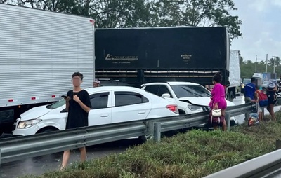 Pista é liberada na BR-324 sentido Feira de Santana após acidente com carreta e veículos