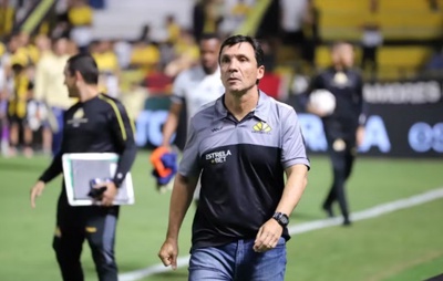 Criciúma demite técnico Zé Ricardo após derrota na Série B