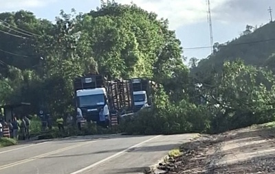 Moradores voltam a fechar BA-093 em protesto e culpam Bahia Norte por falta de ação