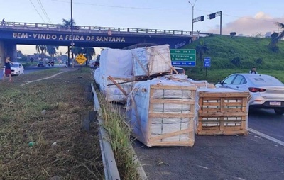 BR-324: Dois acidentes espalham carga e causam interdições na Bahia