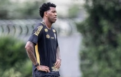 Possível desfalque contra o Vitória, zagueiro Gil deve rescindir com o Santos no meio do ano, diz jornalista