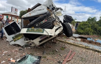 Caminhão desgovernado invade praça e causa destruição em Malhada de Pedras