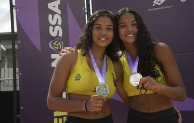 Irmãs gêmeas de Vitória da Conquista garantem vice-campeonato de vôlei de praia Sub-19