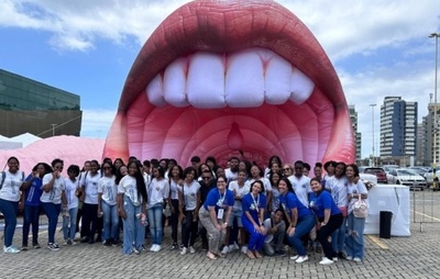 Estudantes da rede estadual participam de experiência imersiva para estudar o sistema digestivo