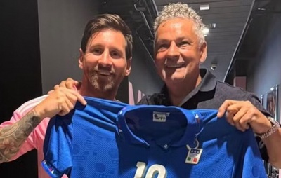 Lionel Messi ganha camisa de Roberto Baggio e se declara: “Lenda histórica do futebol”