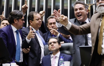 Câmara: Mesa Adia Decisão Sobre Afastamento de Deputados Envolvidos em Motim no Plenário